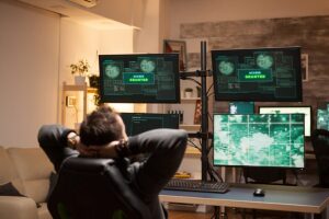 So funktionieren Cyberangriffe: Ein Hacker bei einem Angriff