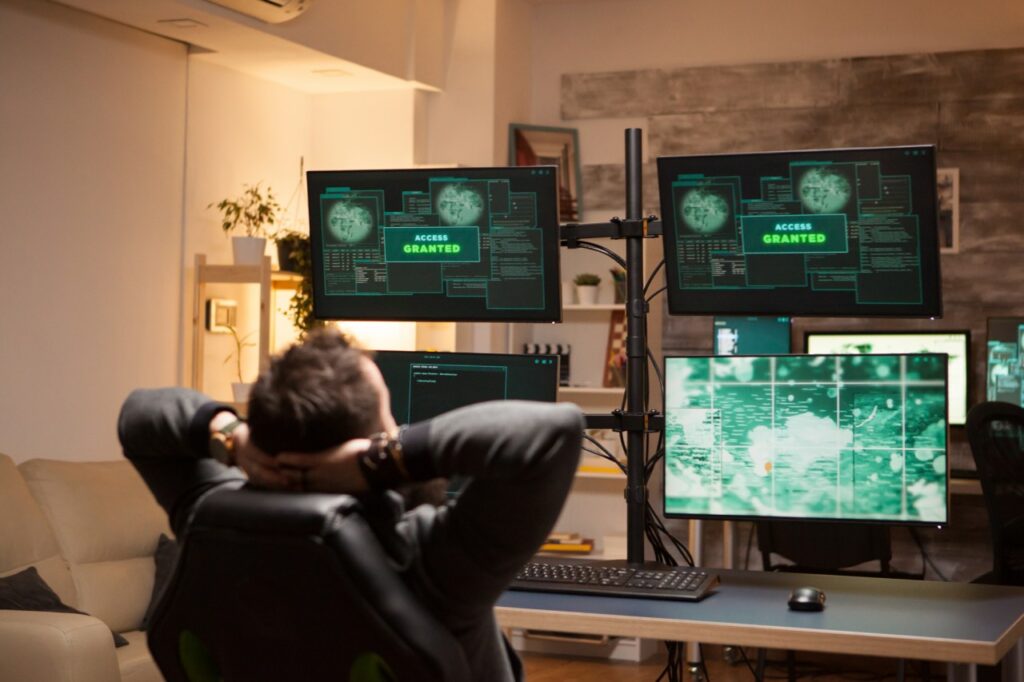 So funktionieren Cyberangriffe: Ein Hacker bei einem Angriff