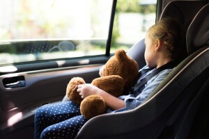 Hitze im Auto: Wann wird die Temperatur tödlich? Ein Kind in einem heißen Auto.