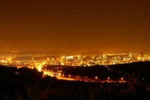 Lichtverschmutzung stört den Biorhythmus der Natur. Das Lichtermeer einer Stadt von oben.