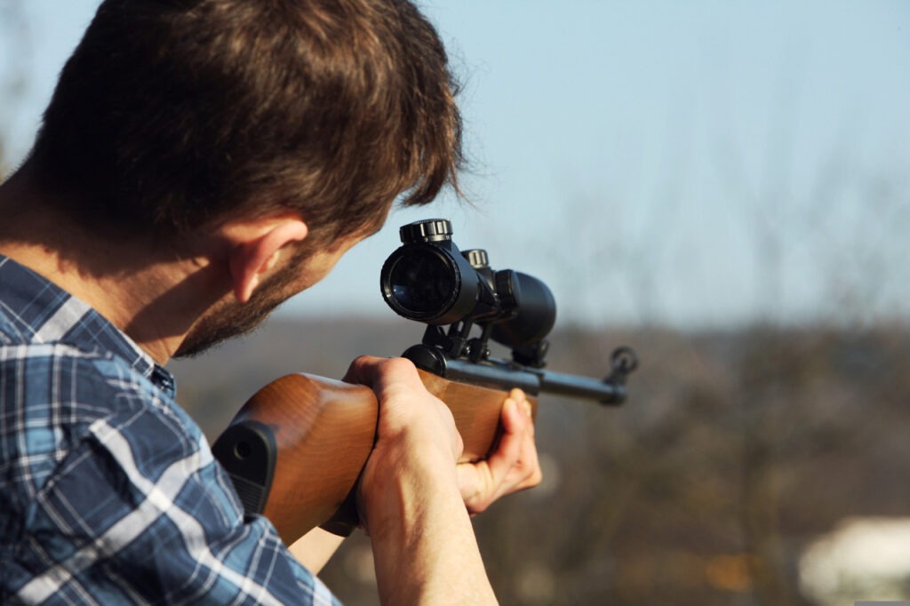 Schusswaffen: die Faszination um tödliche Pistolen und Gewehre