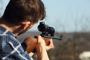 Schusswaffen: die Faszination um tödliche Pistolen und Gewehre