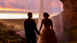 Paar bei Hochzeit auf Island