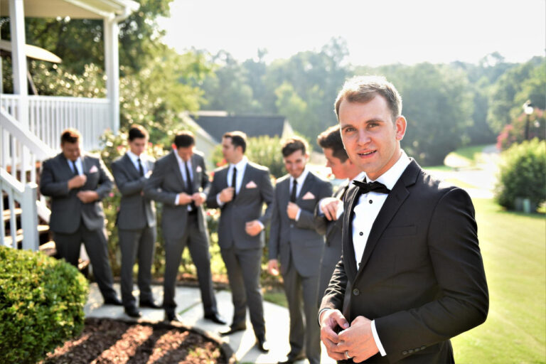 Der Unterschied zwischen evangelischer und katholischer Hochzeit: Eine Gruppe Trauzeugen