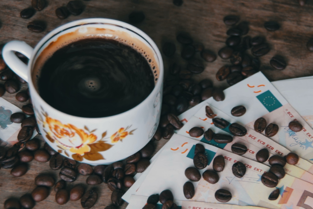 Wer Kaffee trinkt, gibt mehr Geld aus