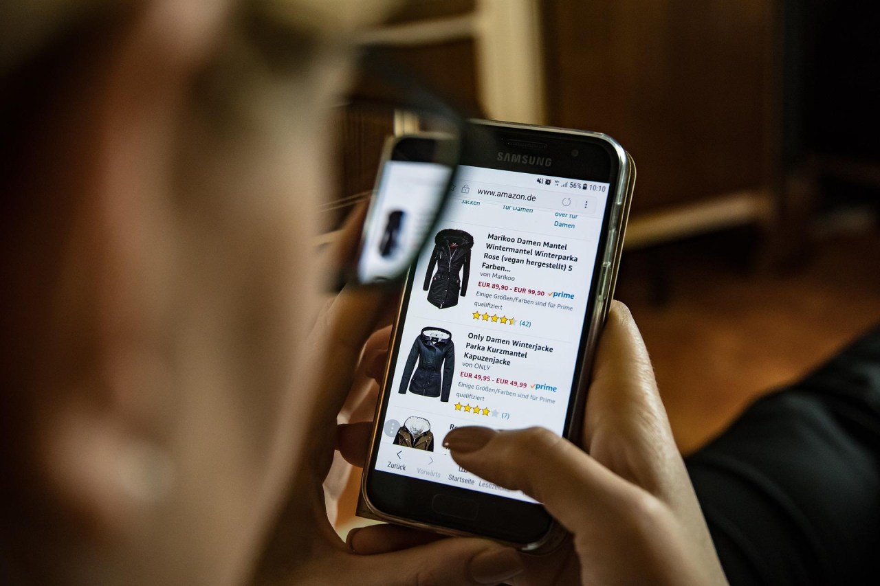 Wirklich beim Onlineshopping sparen: Eine Frau beim Onlineshopping am Handy