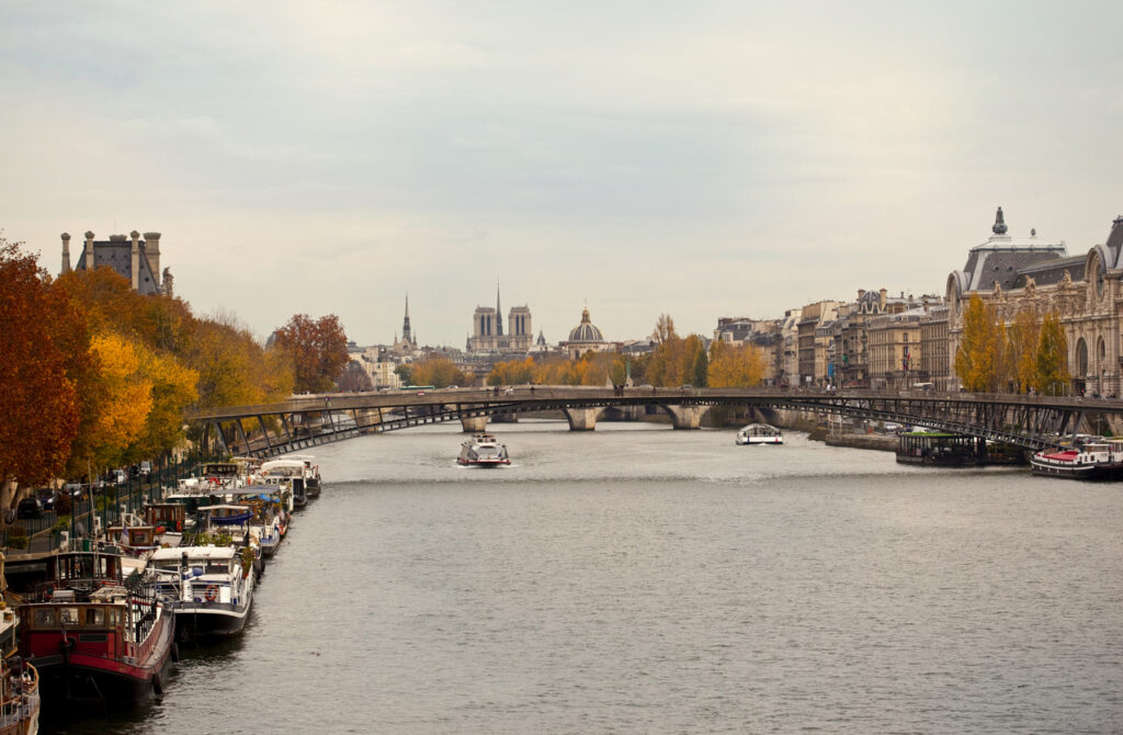 Schiffe auf der Seine in Paris.