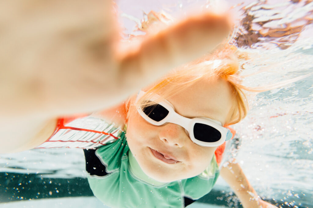 Schwimmen ist gut fürs Gehirn: Ein cleverer Junge beim Tauchen