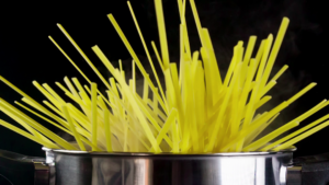 Spaghetti im Kochtopf