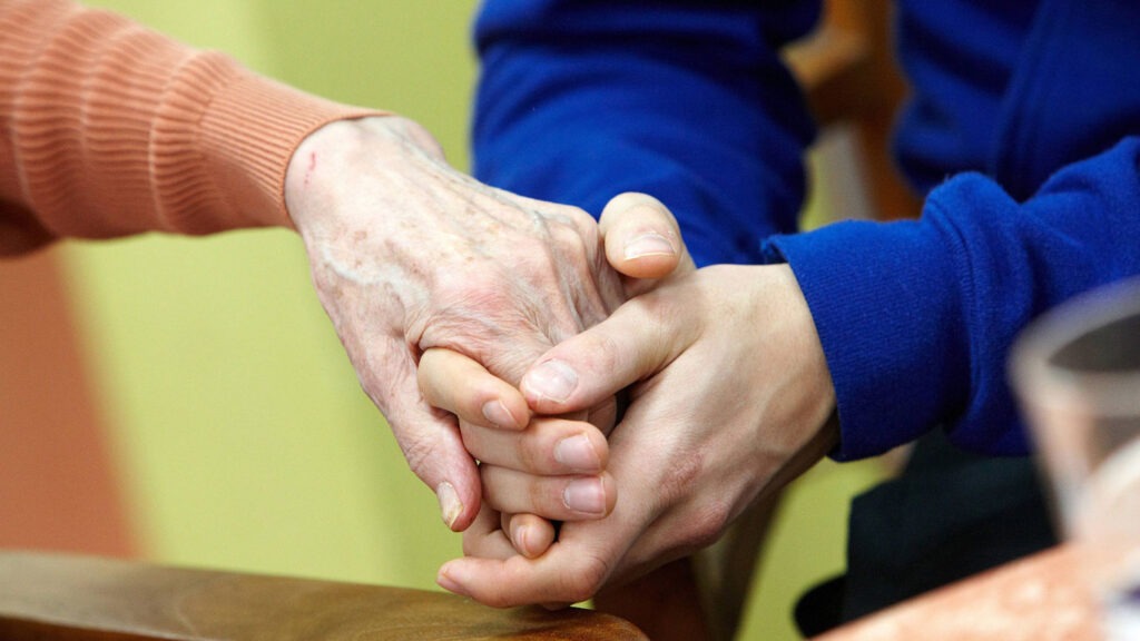 Alzheimer: Wenn Erwachsene wieder zu Kindern werden