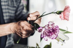Sollten wir Blumen immer schräg anschneiden?