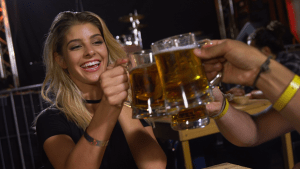 Das Weizenbierglas macht schneller betrunken