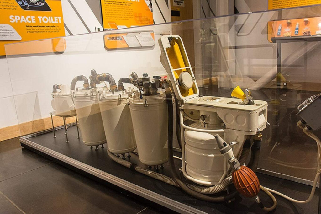 Wie der erste Haufen ins Weltall kam – eine moderne Weltalltoilette