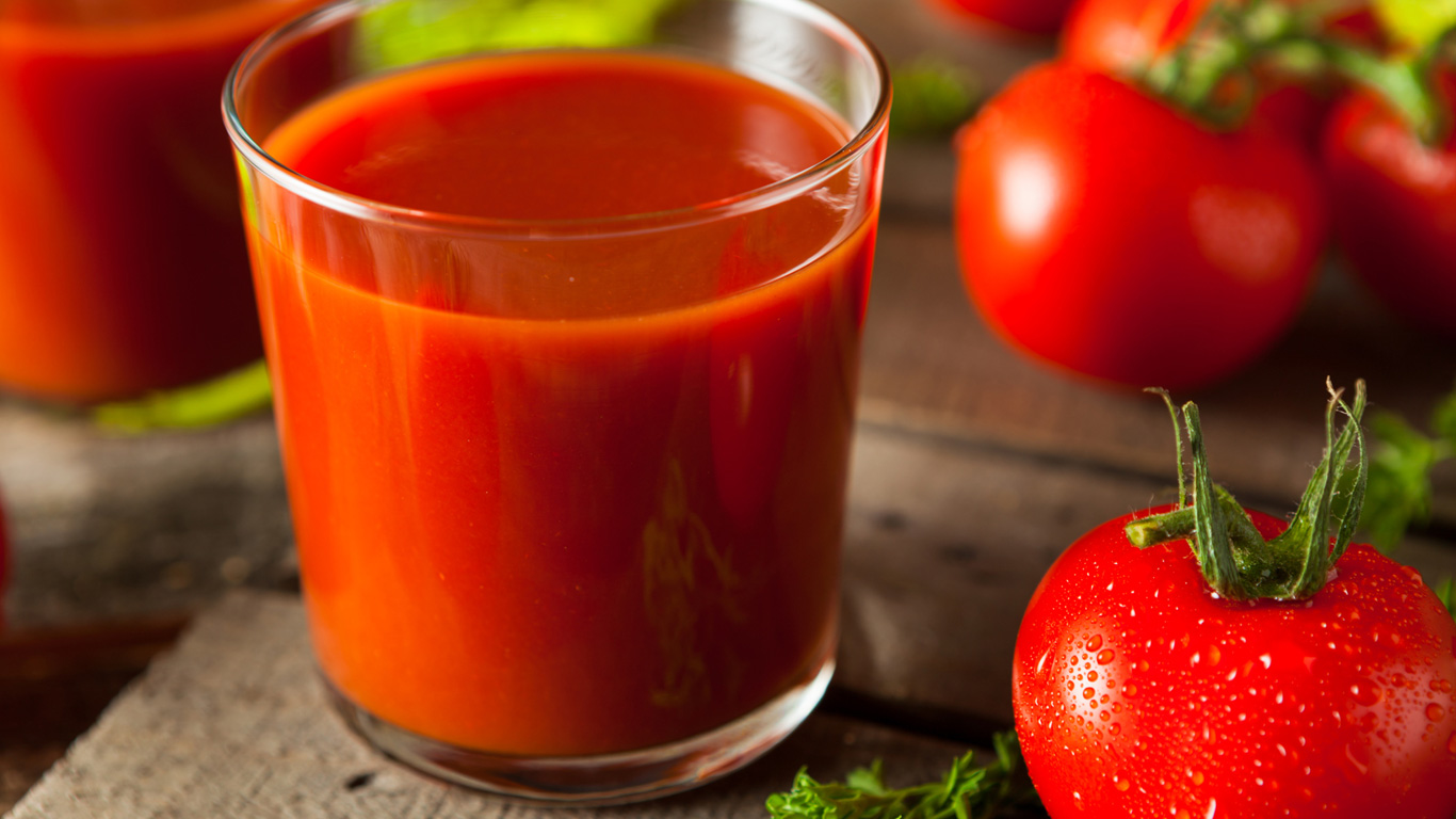 Schmeckt Tomatensaft in Flugzeug wirklich besser?