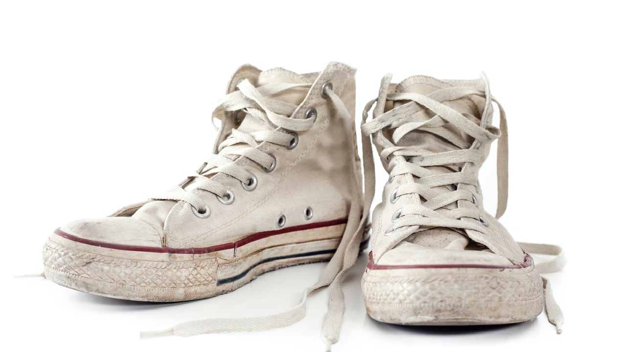 Müffelnde Turnschuhe: So werden sie wieder stubenrein