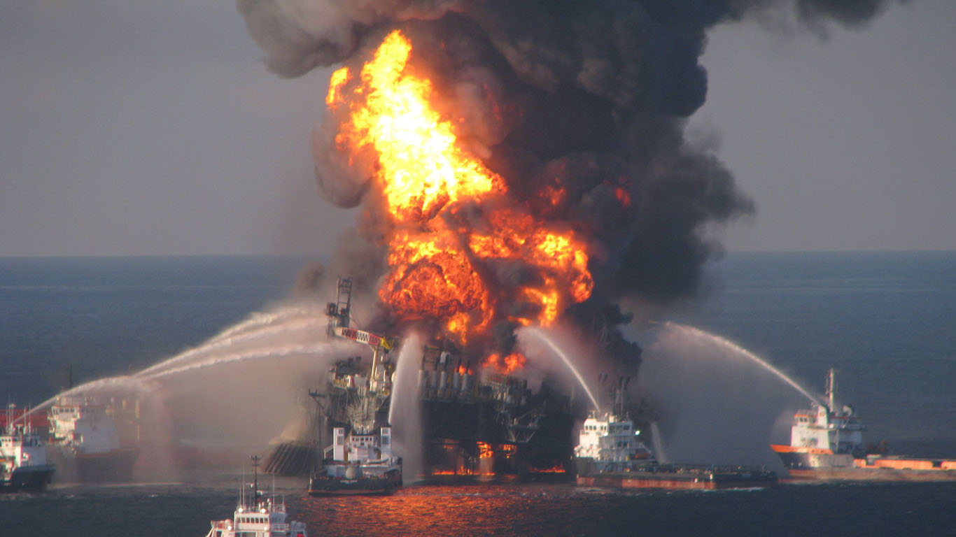 April 2010: Unglück auf der Deepwater Horizon mit katastrophaler Ölpest 