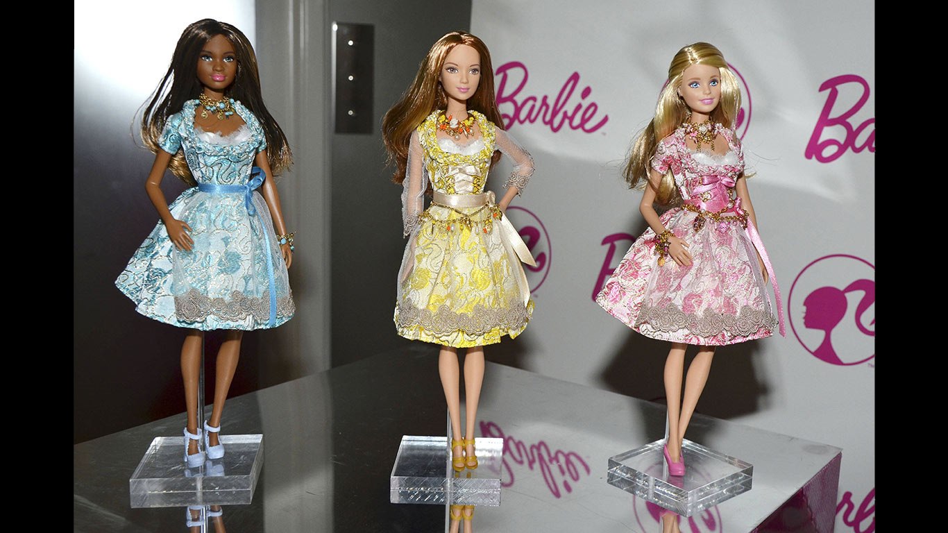 Barbie wird von Designern ausgestattet 