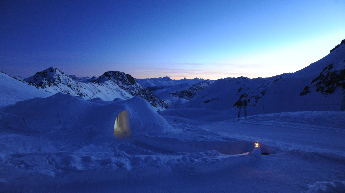 Bei Käsefondue im Iglu aufwärmen - Davos Klosters