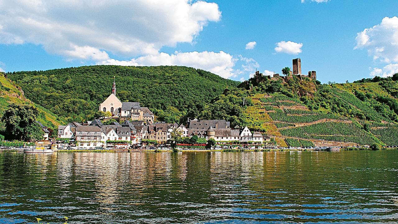 Beilstein (vom anderen Moselufer aus)