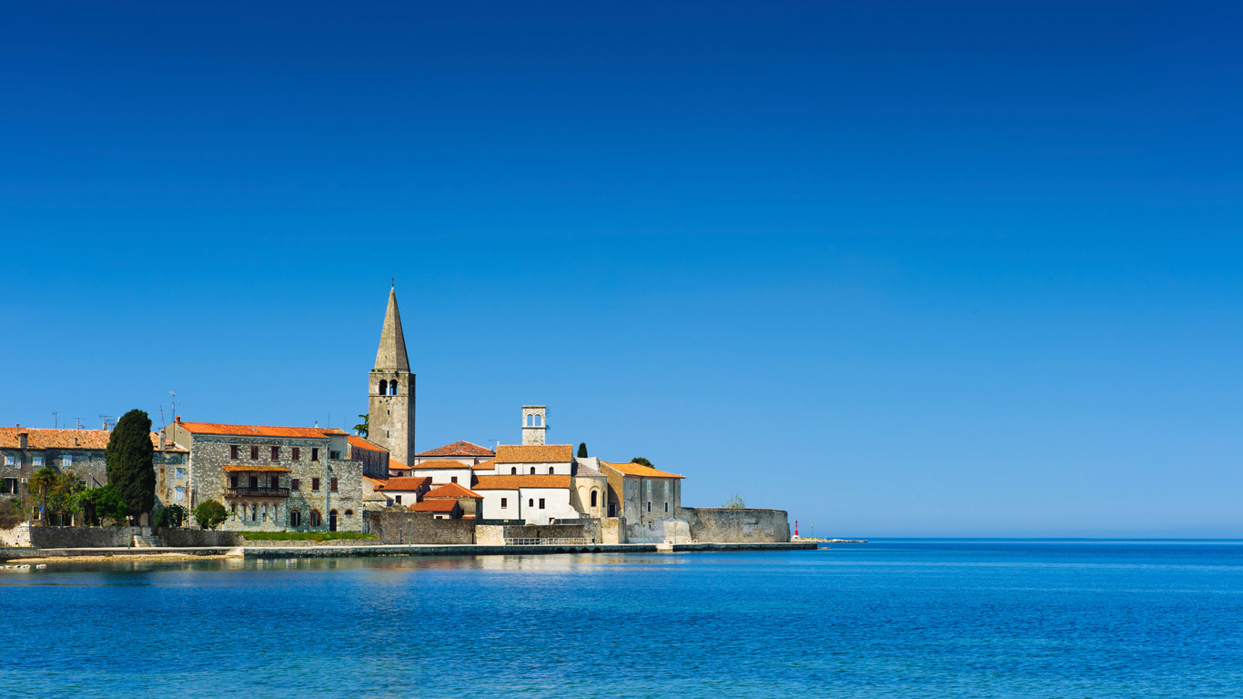 Ein Meer aus blauen Flaggen