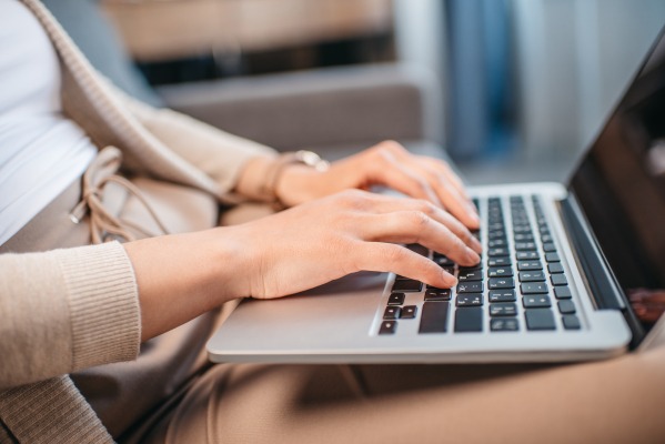 Frau am Laptop