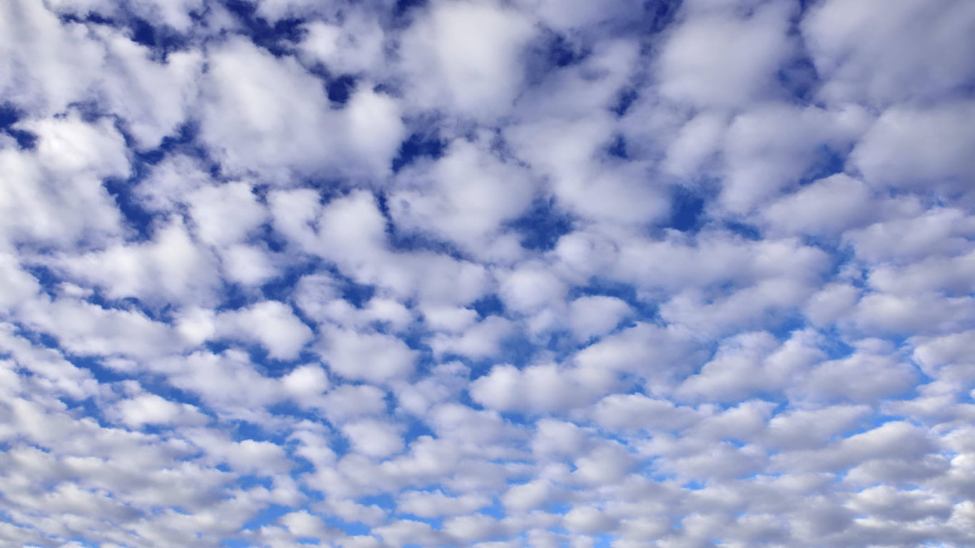 Große und kleine Schäfchenwolken