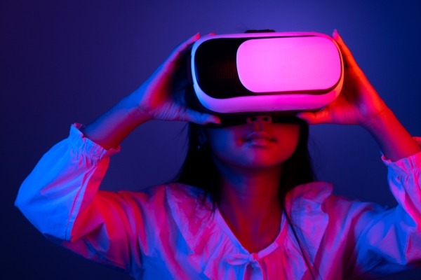 Kind mit Virtual Reality Brille