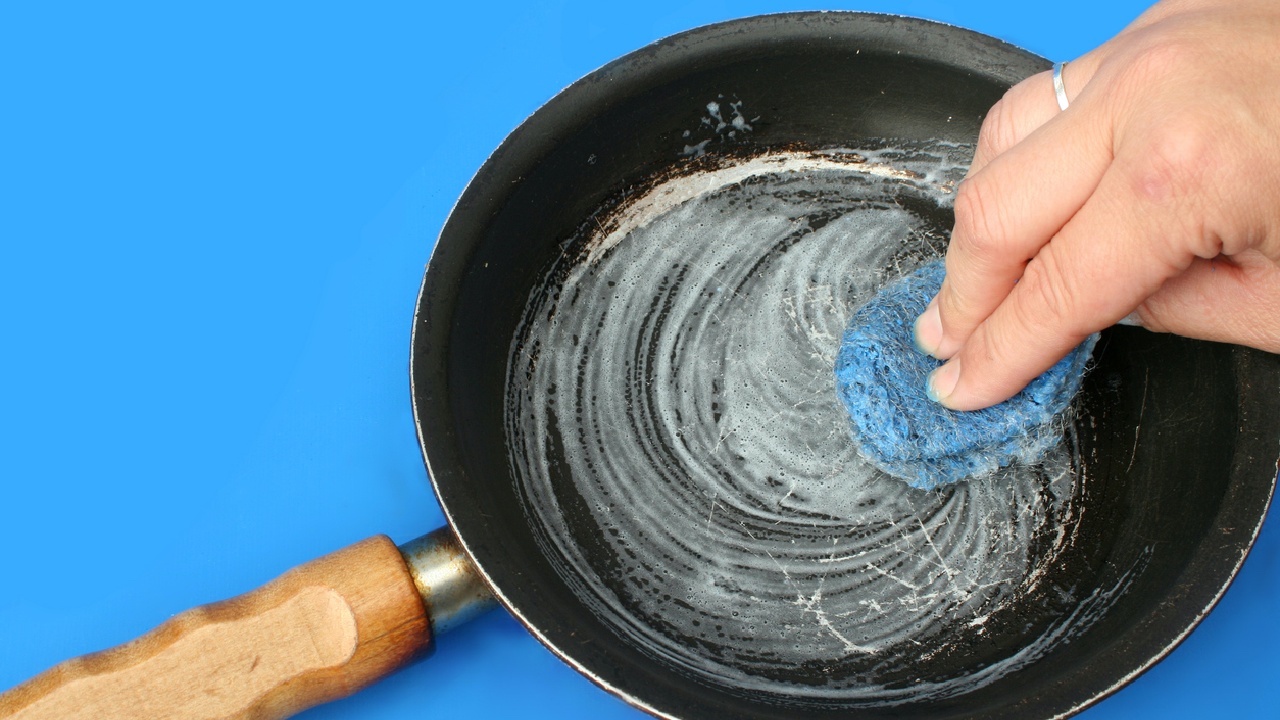Eingebranntes in Topf oder Pfanne