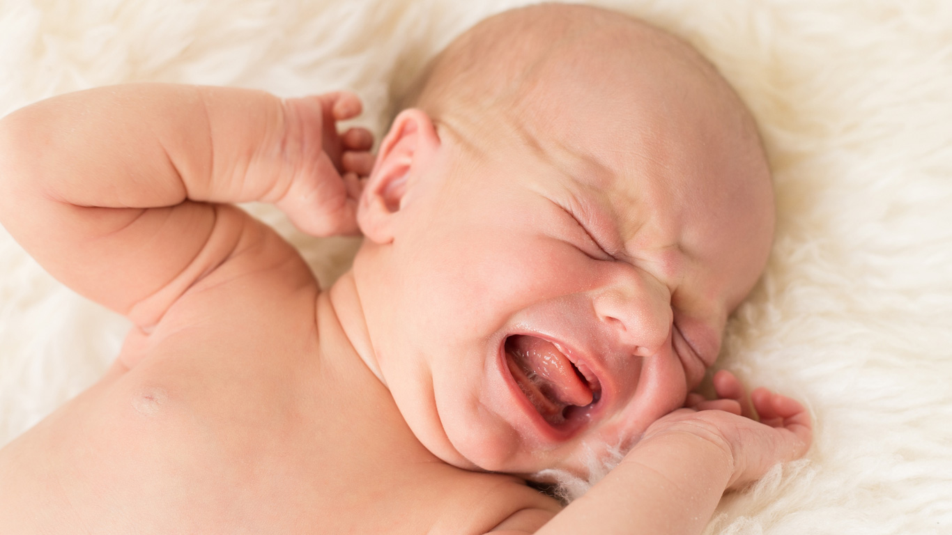 Weinen Neugeborene ohne Tränen?