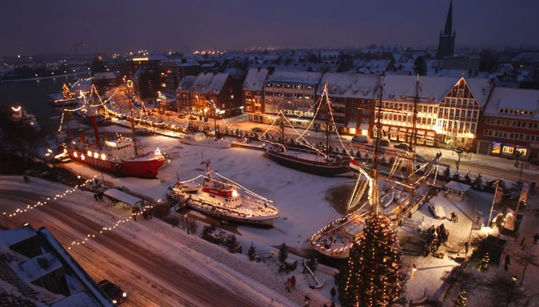 Schwimmender Weihnachtsmarkt in Emden