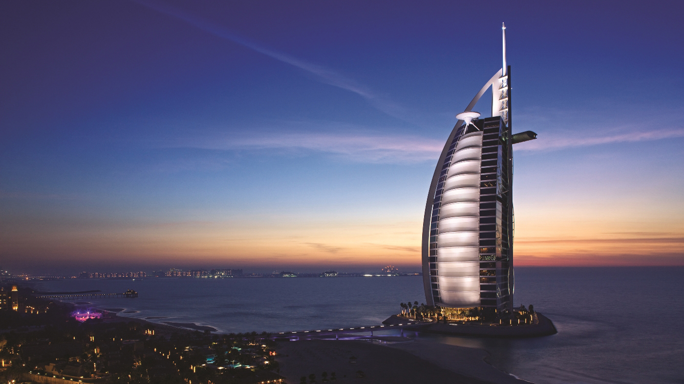 Segelschiff an der Küste Dubais: Burj Al Arab