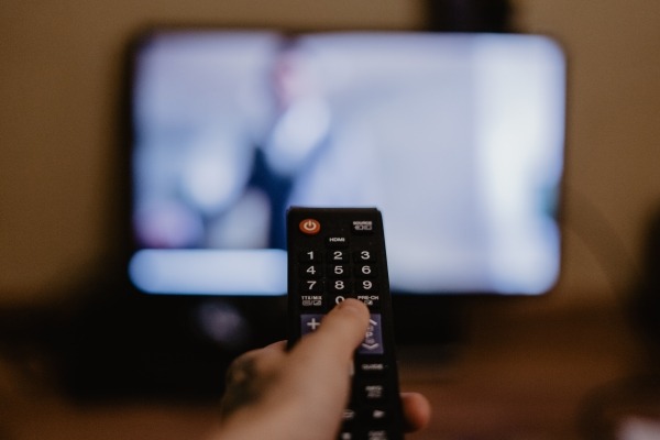 Fernbedienung zeigt auf Fernseher