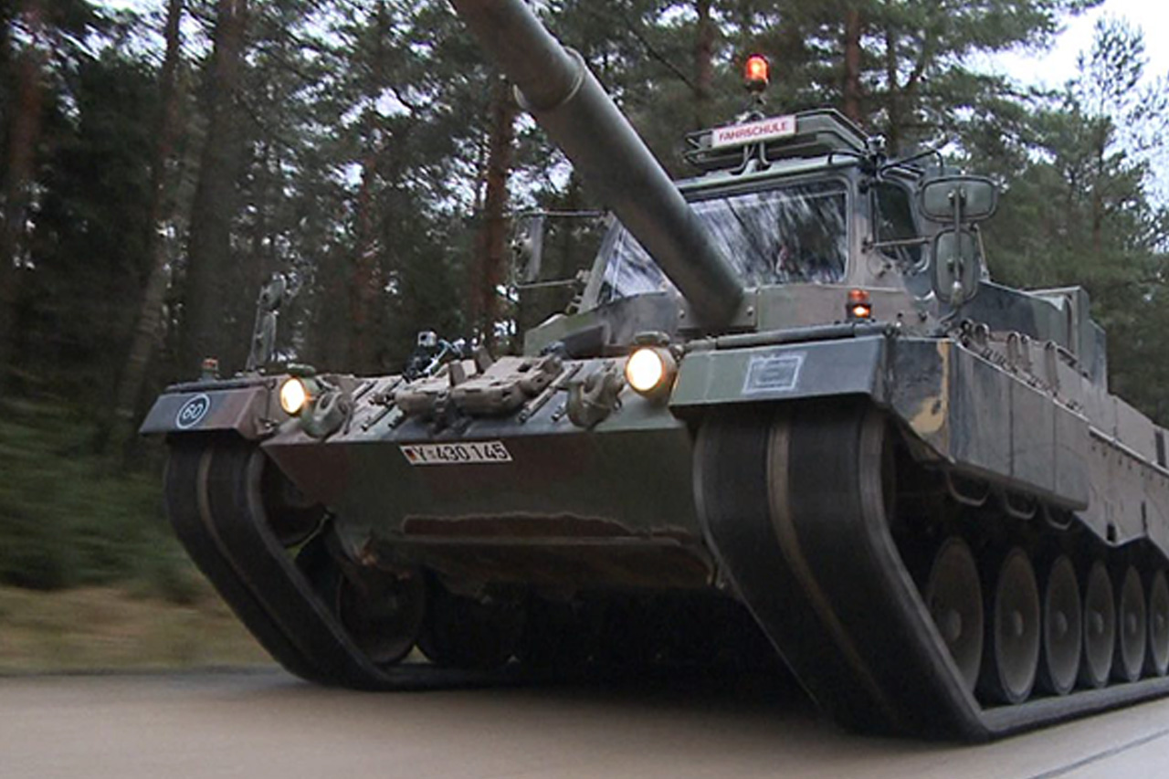 Panzerfahrschule: Kann ein Laie einen Panzer fahren?