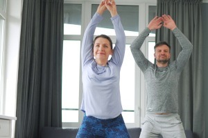 So gelingen gute Vorsätze zum Neujahr – ein Paar beim Sport