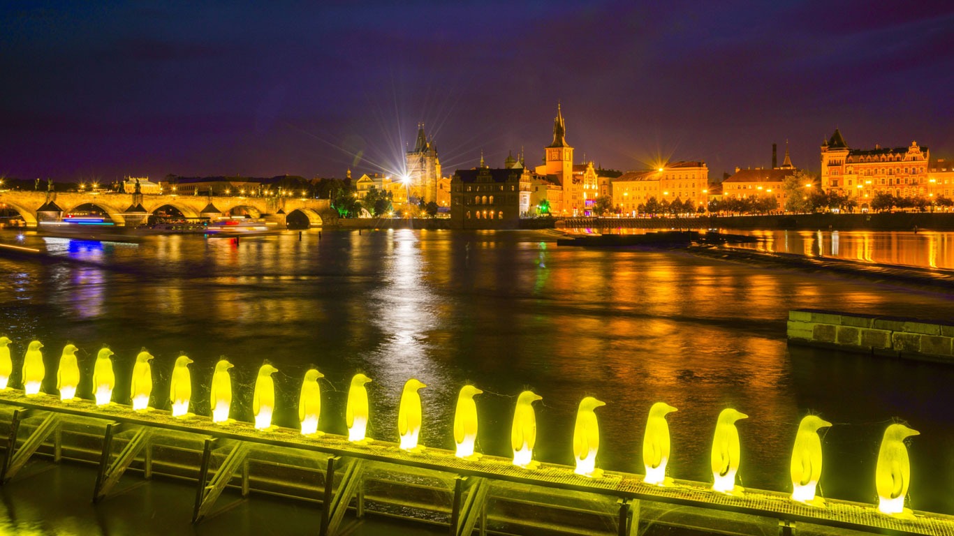 Prag: Inselgässchen an der Moldau