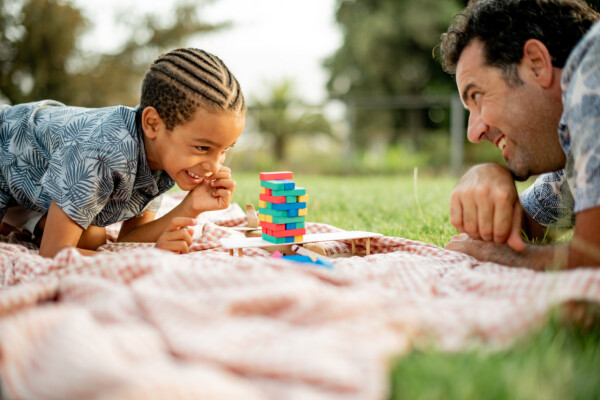 Wie sich die Eltern-Kind-Beziehung auf die persönliche Entwicklung auswirkt: Gemeinsames Picknick und Spiele