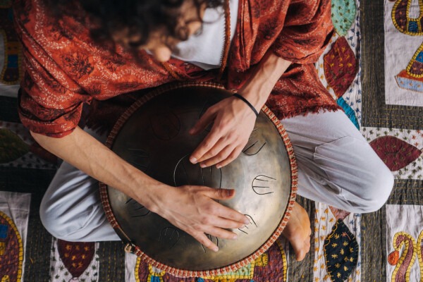 Heilende Sounds: Ein Blick auf Musik- und Klangtherapie – Ein Mann spielt eine Handpan