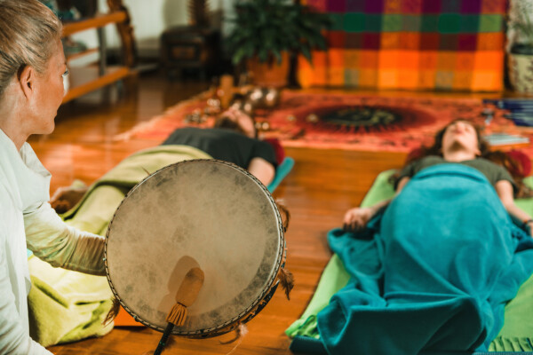 Heilende Sounds: Ein Blick auf Musik- und Klangtherapie – eine Gruppen-Klangtherapie mit einer indischen Trommel