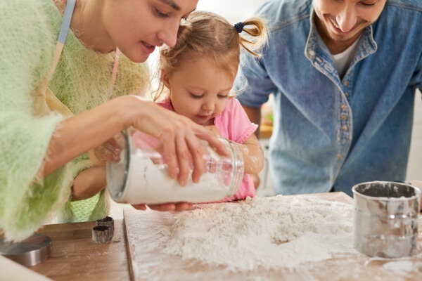 Wie sich die Eltern-Kind-Beziehung auf die persönliche Entwicklung auswirkt: Gemeinsam backen