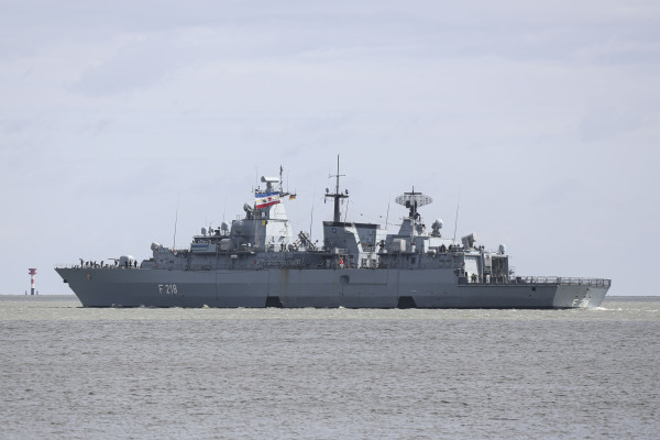 Die Fregatte „Mecklenburg-Vorpommern“ als Führungsschiff der „SNMG“ – der schnellen Eingreiftruppe der NATO: Die Fregatte beim Auslaufen