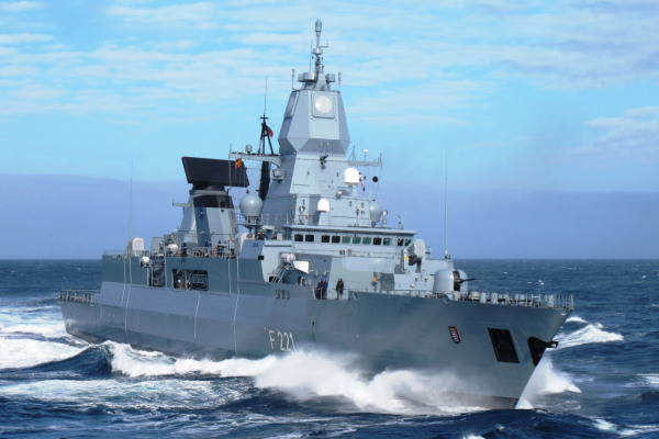 Die Fregatte „Mecklenburg-Vorpommern“ als Führungsschiff der schnellen Eingreiftruppe der NATO: Die Fregatte 124 „Hessen“ in See.