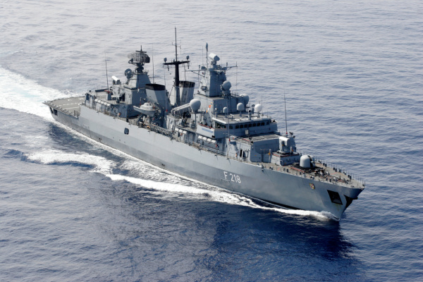 Luftbild der Fregatte „Mecklenburg-Vorpommern“ während des Einsatzes im Mittelmeer