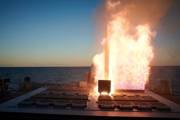 Die Fregatte „Mecklenburg-Vorpommern“ als Führungsschiff der „SNMG“: Schießen aus dem Vertical Launch System (VLS) der Fregatte Hamburg auf der Andoya Test Range im Rahmen des Missile Firing Exercise 21 in Nord-Norwegen