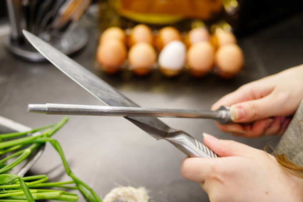 Mit diesen Küchenutensilien fällt alles leichter: Mit diesen Küchenutensilien fällt alles leichter: Messer richtig schärfen