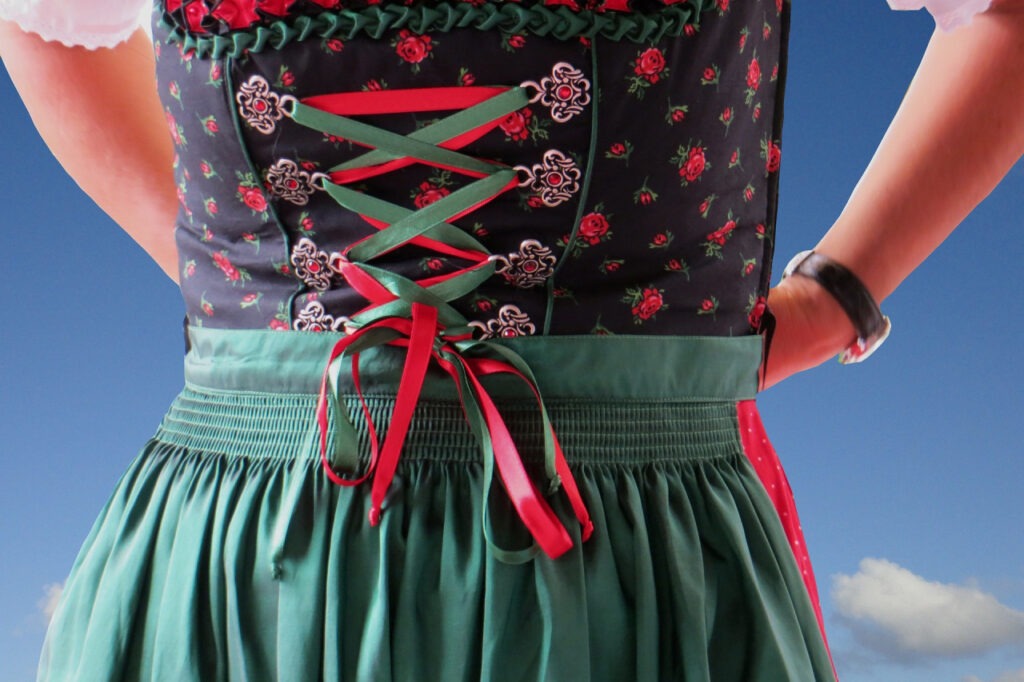 Die Geschichte des Dirndls – alles über das bayerische Trachtenkleid