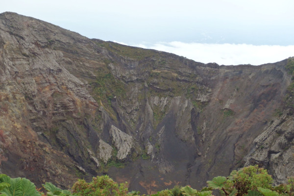 Zu den Feuerbergen in Costa Rica: Der Blick auf den Krater