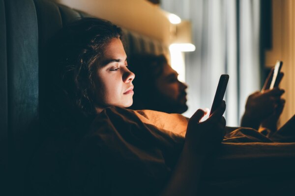 Die Faszination für Promis: Warum wir uns für Stars begeistern – a Fear of Missing Out (FOMO) kann süchtig machen.