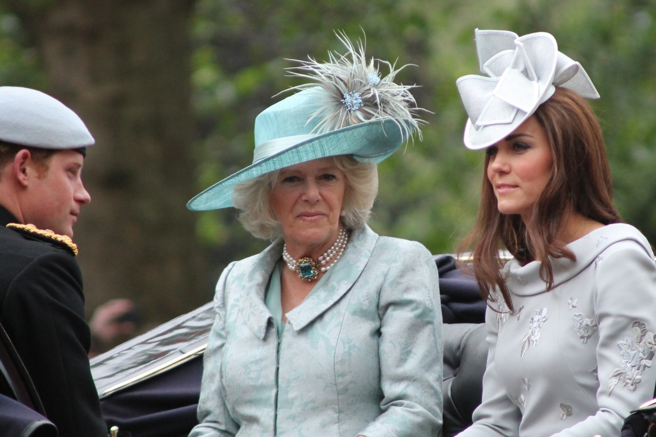 Kleider und Röcke müssen immer angemessen lang sein – der royale Dresscode