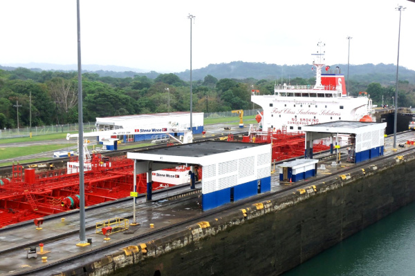 Von der Karibik zum Pazifik – quer durch den Panamakanal: Frachter passiert eine Panamakanal-Kammer