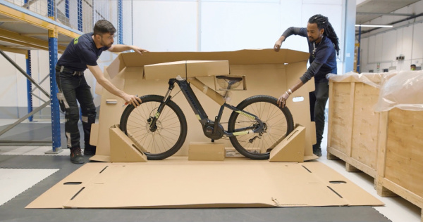 E-Bike-Refurbishing: So wird E-Mobilität erschwinglich – ein E-Bike wird verpackt